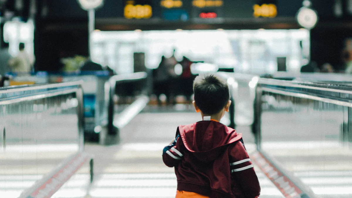 Niño caminando por el aeropuerto antes de viajar