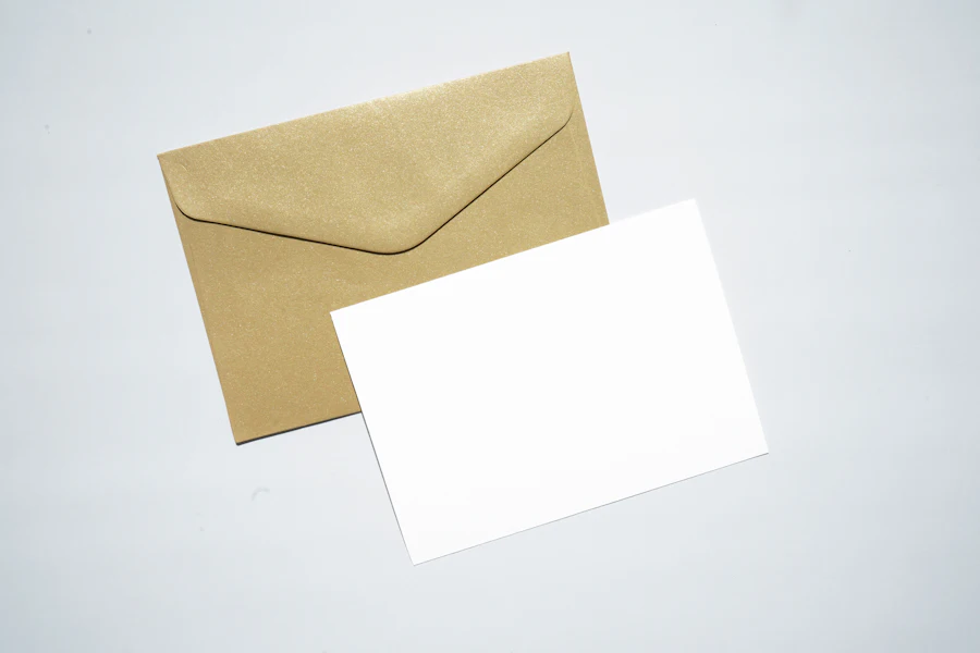 Sobre con documentos para enviar
